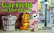 book cover of Garfield on the town by Jim Davis