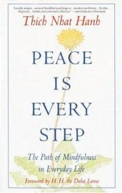 book cover of Hacia la paz interior : la senda para alcanzar la armonía en nuestra vida cotidiana by Thich Nhat Hanh