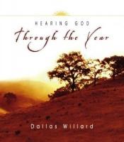 book cover of Hearing God through the year by Dallas Willard