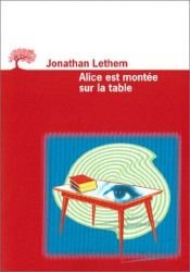 book cover of Alice est montée sur la table by Jonathan Lethem