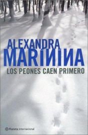 book cover of Los Peones Caen Primero by Aleksandra Marínina